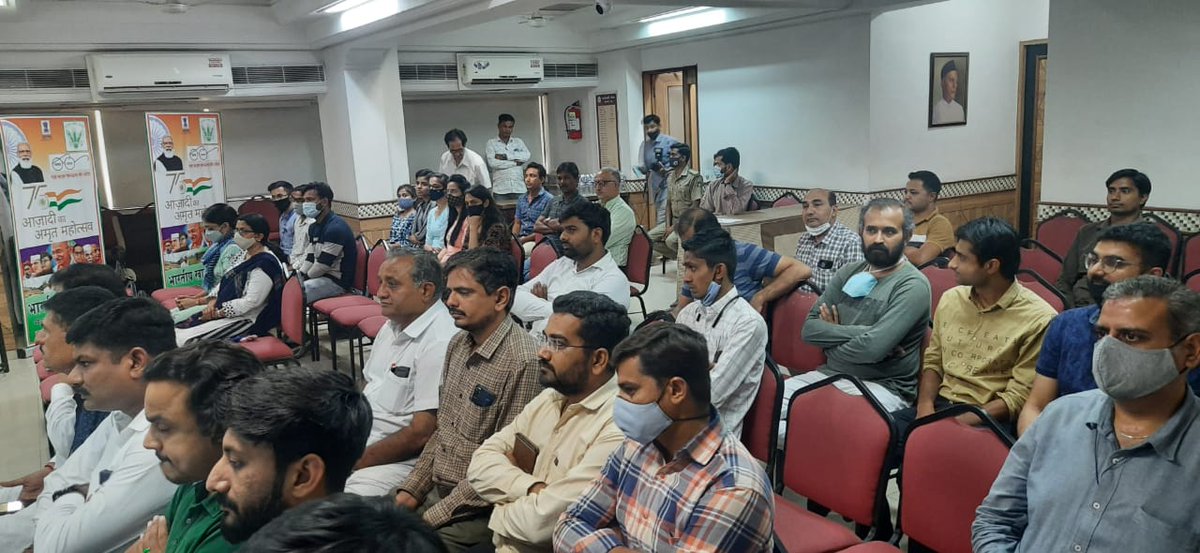 FCI_Gujarat's tweet photo. #Digitization A seminar organised on 12.4.22 by FCI in collaboration with Rajkot Chambers of Commerce & Industries on development of AI Based Foodgrain Analyzer and Automatic Moisture Meter. #TransformativeReforms
@FCI_India @fooddeptgoi @PIBConsumerFood @AmritMahotsav https://t.co/nxsLNdED8T