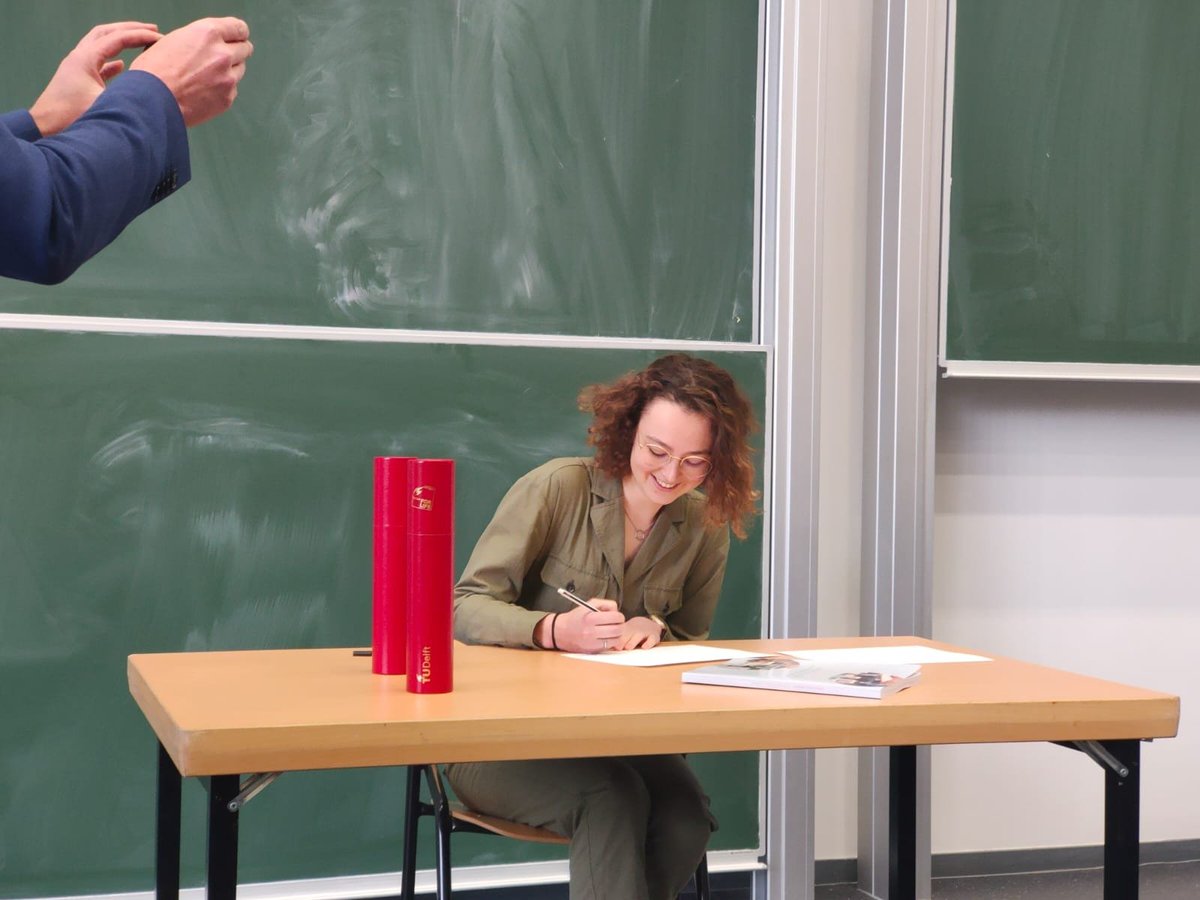 citisens_nl's tweet photo. 🥳Eva Peet is cum laude afgestudeerd! Gefeliciteerd!  

Hoe betrek je jongeren bij de #energietransitie? Aan de hand van cocreatiesessies met jongeren, bestuurders en ambtenaren ontwikkelde ze een format voor #participatie.

Bekijk de animatie via https://t.co/9ZYgIXVhRj https://t.co/lHW7cMiBTH