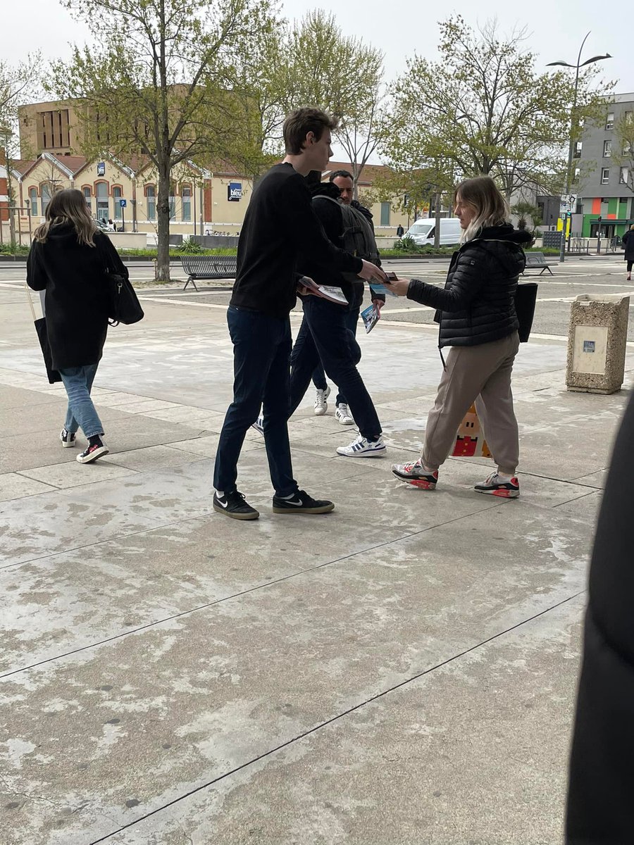 A la rencontre des jeunes étudiants à #Valence avec <a href="/JeunesMacron26/">Jeunes avec Macron - Drôme</a> Des échanges sur l'abstention, le vote blanc, le bilan d'<a href="/EmmanuelMacron/">Emmanuel Macron</a>,  le projet pour #5ansdeplus
Indispensable au lendemain du #1erTour de continuer à écouter, expliquer et débattre.
#JevoteMacronle24avril