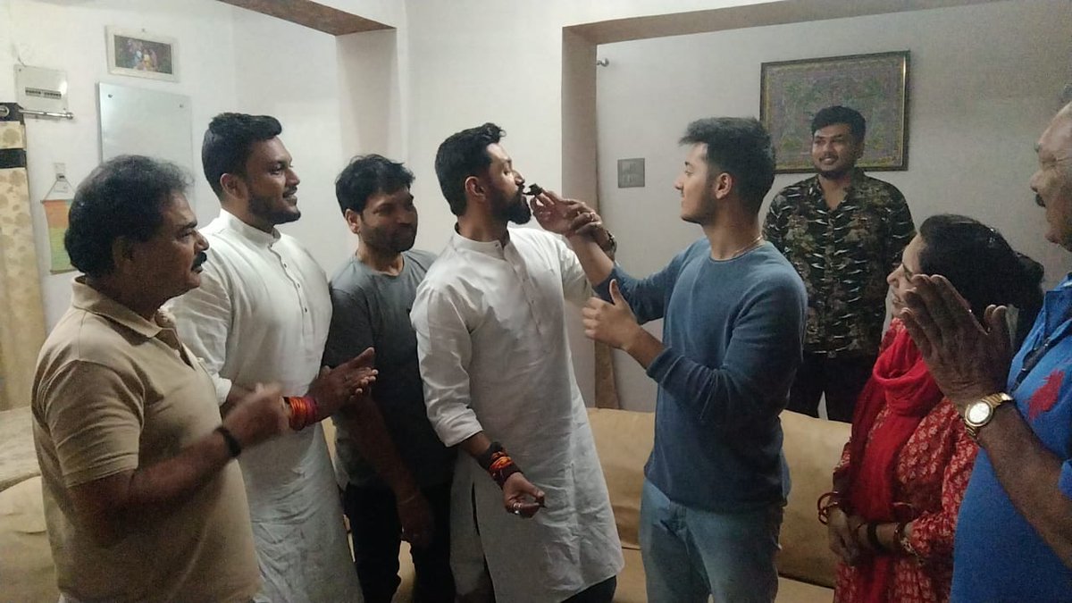 iChiragPaswan's tweet photo. आज अपनी बड़ी दीदी उषा पासवान के आवास पर परिवार के सदस्यों से मुलाकात की एवं केक काटकर भांजे पृथ्वी पासवान का जन्मदिन मनाया। https://t.co/cpGDVWRmjD