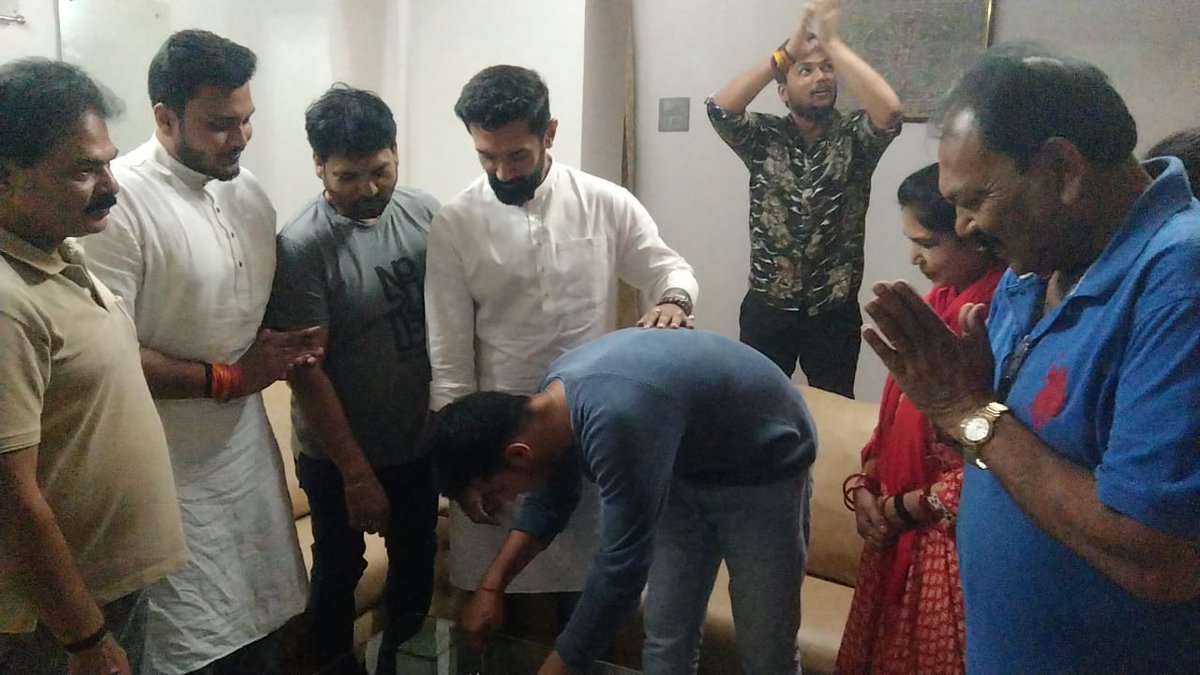 iChiragPaswan's tweet photo. आज अपनी बड़ी दीदी उषा पासवान के आवास पर परिवार के सदस्यों से मुलाकात की एवं केक काटकर भांजे पृथ्वी पासवान का जन्मदिन मनाया। https://t.co/cpGDVWRmjD