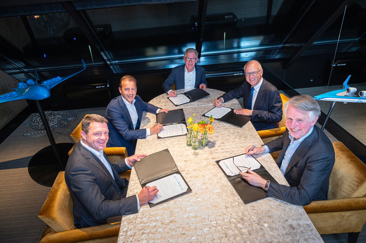 NLR_NL's tweet photo. To mark the start of the Flying Vision joint initiative, @KLM, @Schiphol, @tweetAIRBUS, NLR and @tudelft signed a partnership agreement yesterday.
https://t.co/hmZp9HFsyq
#sustainableaviation #FutureofMobility #FlyingVision #flyingchanges https://t.co/aZhqWSStTO