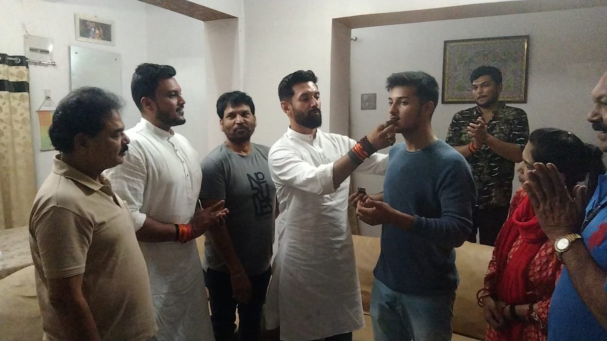 iChiragPaswan's tweet photo. आज अपनी बड़ी दीदी उषा पासवान के आवास पर परिवार के सदस्यों से मुलाकात की एवं केक काटकर भांजे पृथ्वी पासवान का जन्मदिन मनाया। https://t.co/cpGDVWRmjD
