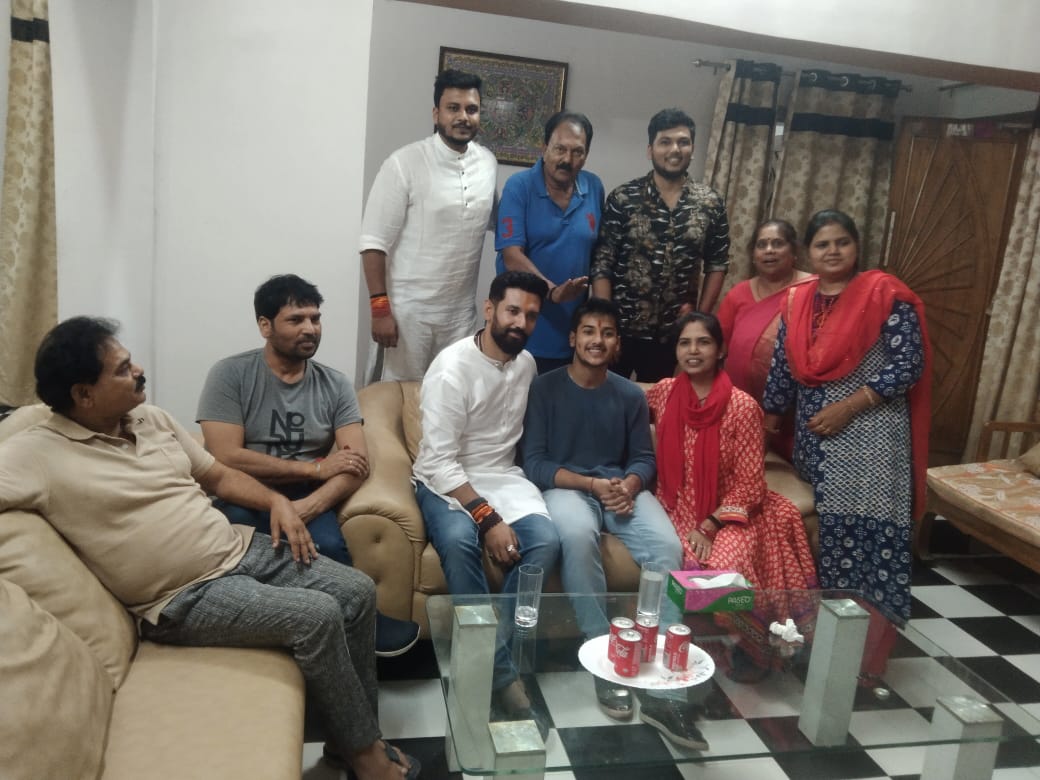 iChiragPaswan's tweet photo. आज अपनी बड़ी दीदी उषा पासवान के आवास पर परिवार के सदस्यों से मुलाकात की एवं केक काटकर भांजे पृथ्वी पासवान का जन्मदिन मनाया। https://t.co/cpGDVWRmjD