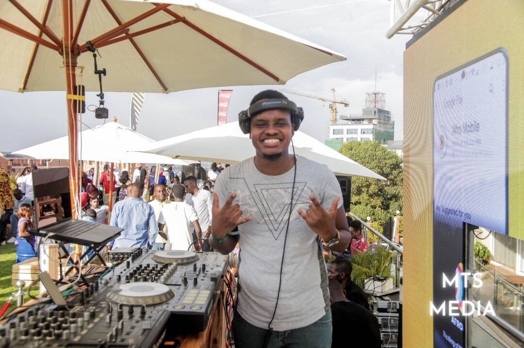 MTSMediaUg's tweet photo. The party was warm but the vibes were warmer at #BrunchInHouse hosted by @ClubPilsener 

Shot by @adriantevin 
Client : @SkyzHotel 

#mts #mtsmedia #mtsmediaug #mtsmedialtd #ug #uganda #kampala  #brunch #brunchinhouse #canon #canonphotography #canonafrica #photography @DjKasBaby https://t.co/Ej5KjUbOZb