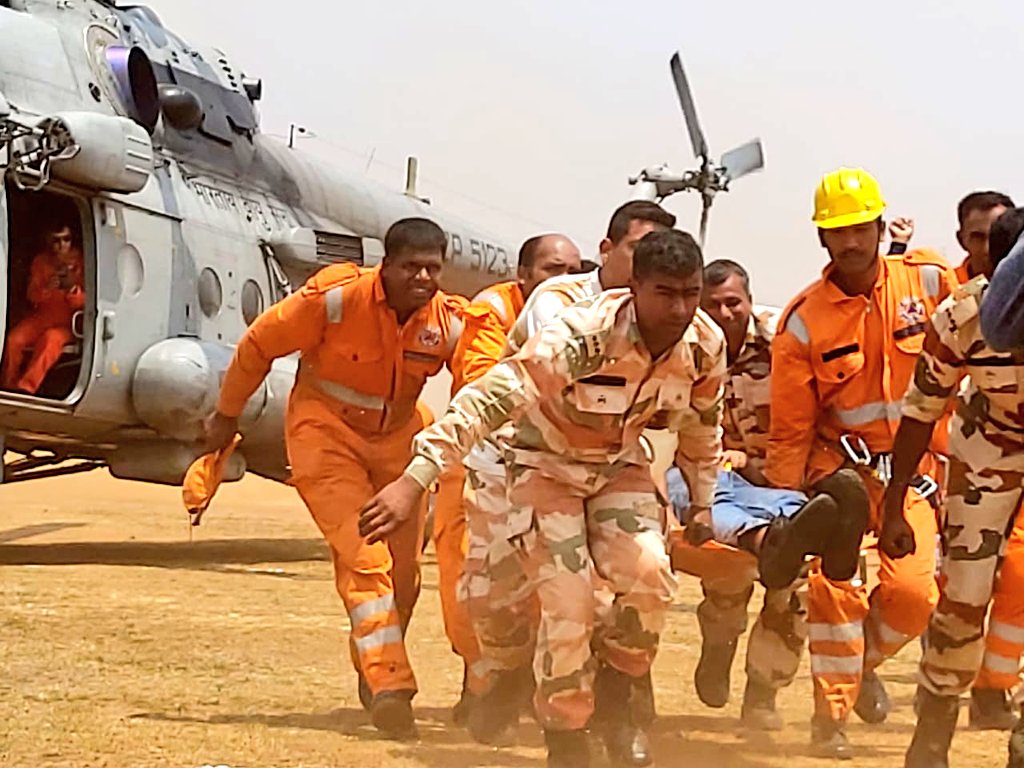 DCDeoghar's tweet photo. Rescue Operation of tourists who were stranded in cable cars, because of the aerial cable car accident at Trikut pahar Ropeway services, in Deogarh District, Jharkhand is complete.
@HemantSorenJMM @mbhajantri @adgpi @IAF_MCC @ITBP_official @NDRFHQ @prdjharkhand https://t.co/iacs06UYvp