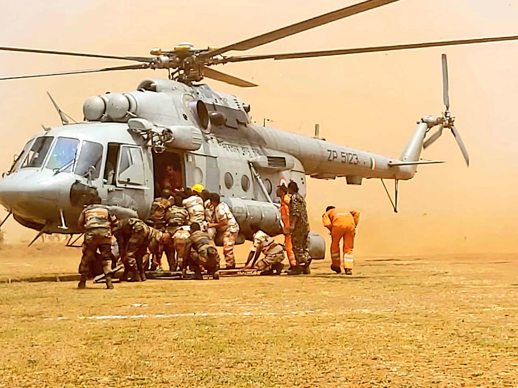 DCDeoghar's tweet photo. Rescue Operation of tourists who were stranded in cable cars, because of the aerial cable car accident at Trikut pahar Ropeway services, in Deogarh District, Jharkhand is complete.
@HemantSorenJMM @mbhajantri @adgpi @IAF_MCC @ITBP_official @NDRFHQ @prdjharkhand https://t.co/iacs06UYvp