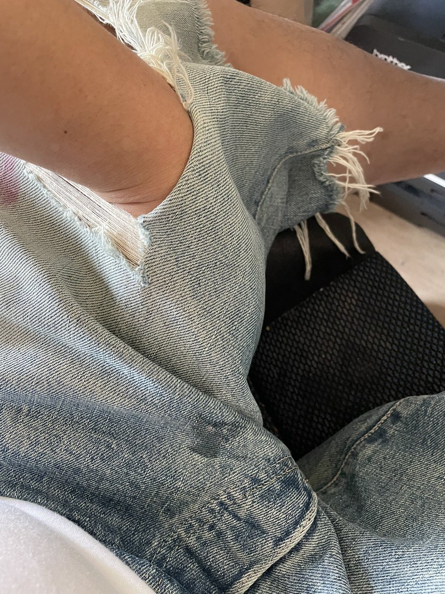 th3131sm's tweet photo. 痴漢風にダメージの穴から手を入れられて、ノーパンチンポしごかれて我慢できずにevisuに中出ししちゃった（笑）

やられたいっすねぇ。 https://t.co/uZR3kN2t7J
