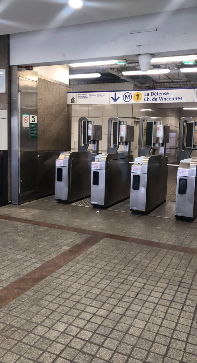 GMbayoko's tweet photo. #Paris 17,8,16
Et toujours avec une touche #amarante 
#batignolle #arcdetriomphe #saintlazare #ladefense https://t.co/FZBzRh2kdv