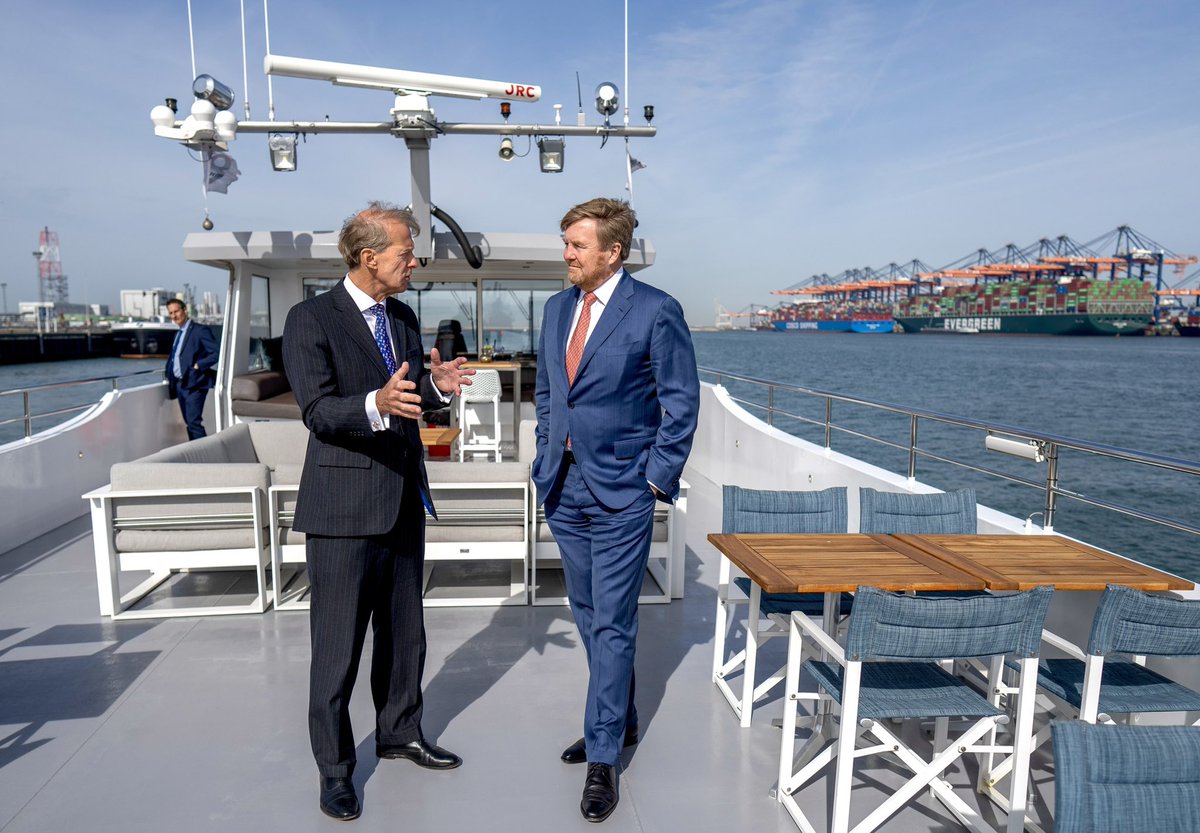 koninklijkhuis's tweet photo. In de Rotterdamse haven komt op jaarbasis bijna drie keer het totale energieverbruik van Nederland binnen. Dit is 13% van de totale energiebehoefte van de EU. De Koning bezoekt de @HavenRotterdam waar hij een toelichting krijgt op de waterstofambities. https://t.co/XJt7YDbdnM https://t.co/eSxBM1fQtB