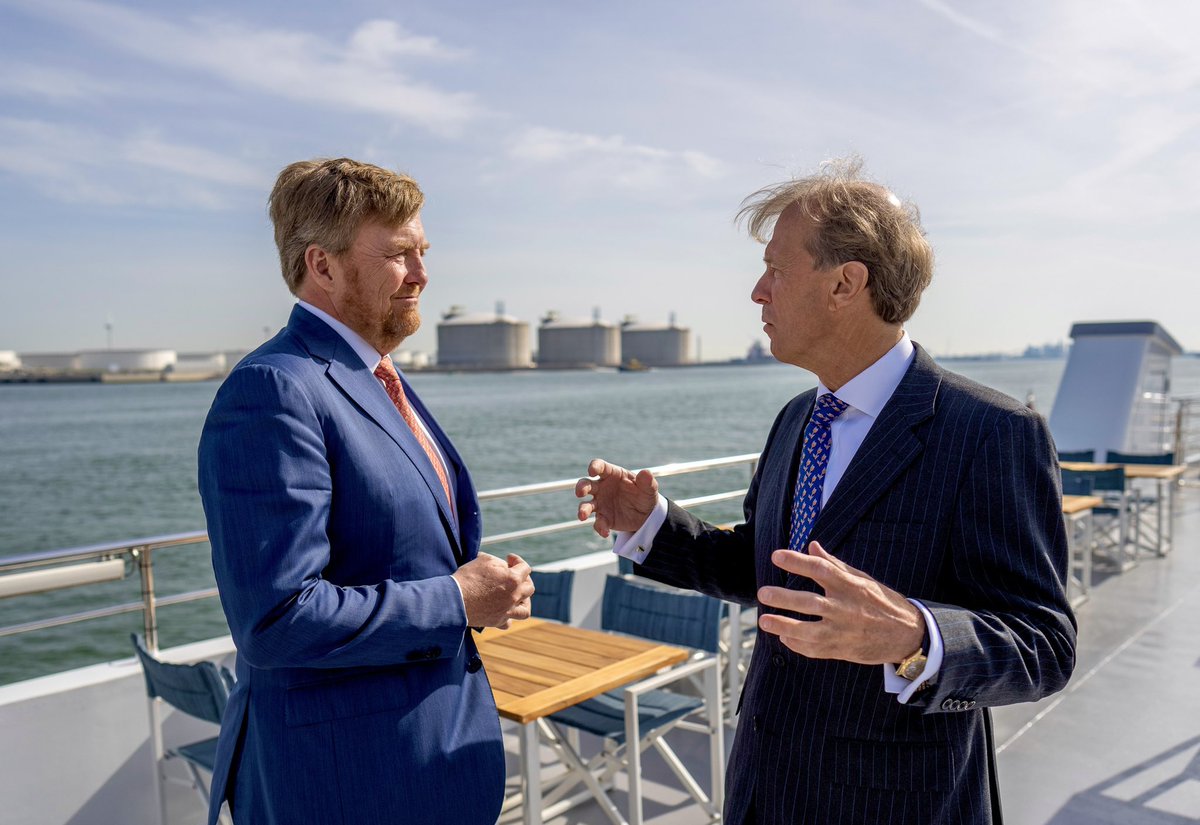 koninklijkhuis's tweet photo. In de Rotterdamse haven komt op jaarbasis bijna drie keer het totale energieverbruik van Nederland binnen. Dit is 13% van de totale energiebehoefte van de EU. De Koning bezoekt de @HavenRotterdam waar hij een toelichting krijgt op de waterstofambities. https://t.co/XJt7YDbdnM https://t.co/eSxBM1fQtB