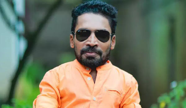 dinamalarweb's tweet photo. கார் விபத்தில் மயிரிழையில் தப்பிய நடிகர் #Actorpakru #Guinnesspakru  https://t.co/ECVFJ3fc4h https://t.co/VQWVgEBcss