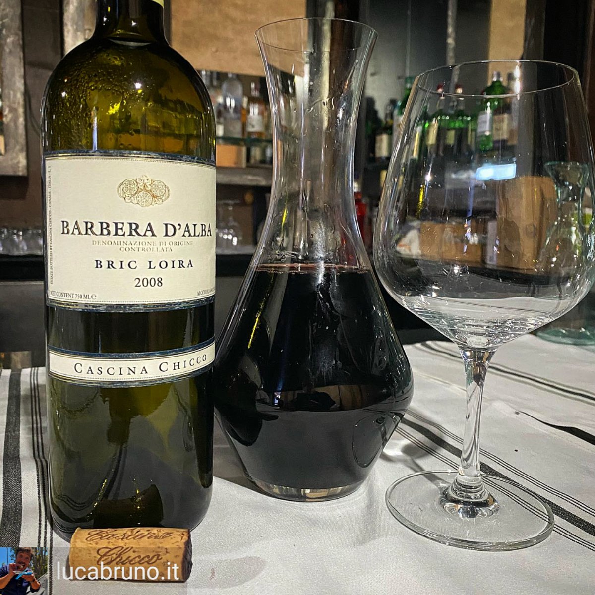 🍷🍇 Elegant 2008 #Barbera d'Alba DOC #Cru #BricLoira 
Thanks @lucabruno.it for this picture 😍
And you... have you ever tasted it?
.
. 
#cascinachicco #winelover #winetime #winelife #roero #UNESCO #castellinaldo #piedmont #barberadalbadoc #oldvintage #winetasting #redwine