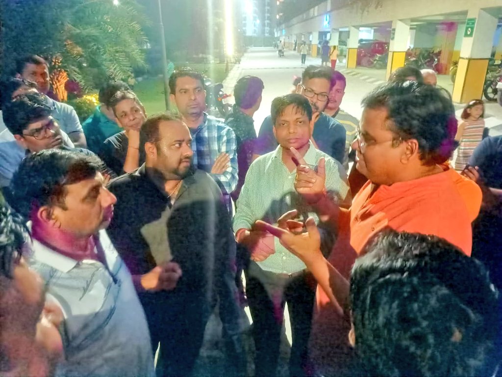 ravibhadoria's tweet photo. ग्रेटर नोएडा वेस्ट की जिस सोसायटी में माता के जागरण को रोकने के लिए कुत्सित प्रयास हुआ व आयोजकों को धमकाया गया कानूनी कार्यवाही का डर दिखाया। आज उसी सोसायटी में हिन्दू भाई बहनों के साथ कंधे से कंधा मिलाकर खड़ा हुआ। ग्रेनोवेस्ट में जिहादी वामपंथी नक्सली गठजोड़ पनपने नहीं देंगे। https://t.co/kYxqMenuuT