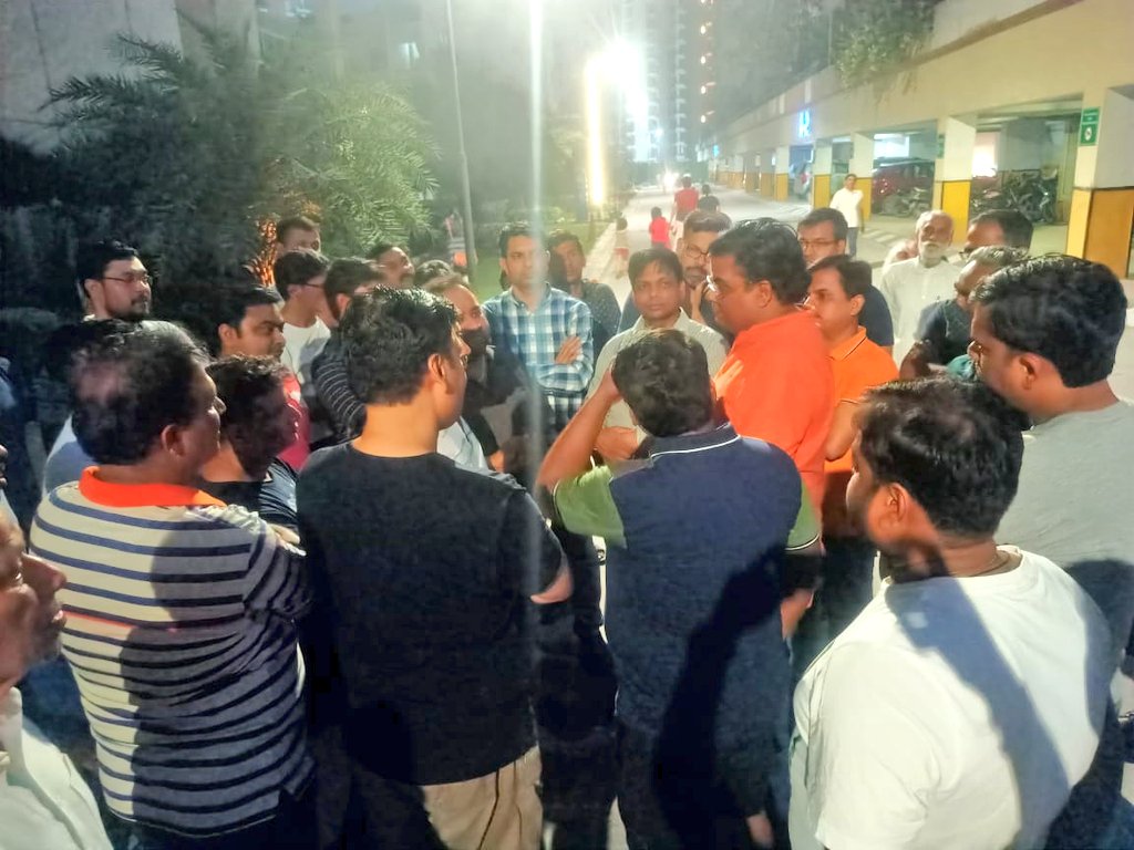 ravibhadoria's tweet photo. ग्रेटर नोएडा वेस्ट की जिस सोसायटी में माता के जागरण को रोकने के लिए कुत्सित प्रयास हुआ व आयोजकों को धमकाया गया कानूनी कार्यवाही का डर दिखाया। आज उसी सोसायटी में हिन्दू भाई बहनों के साथ कंधे से कंधा मिलाकर खड़ा हुआ। ग्रेनोवेस्ट में जिहादी वामपंथी नक्सली गठजोड़ पनपने नहीं देंगे। https://t.co/kYxqMenuuT