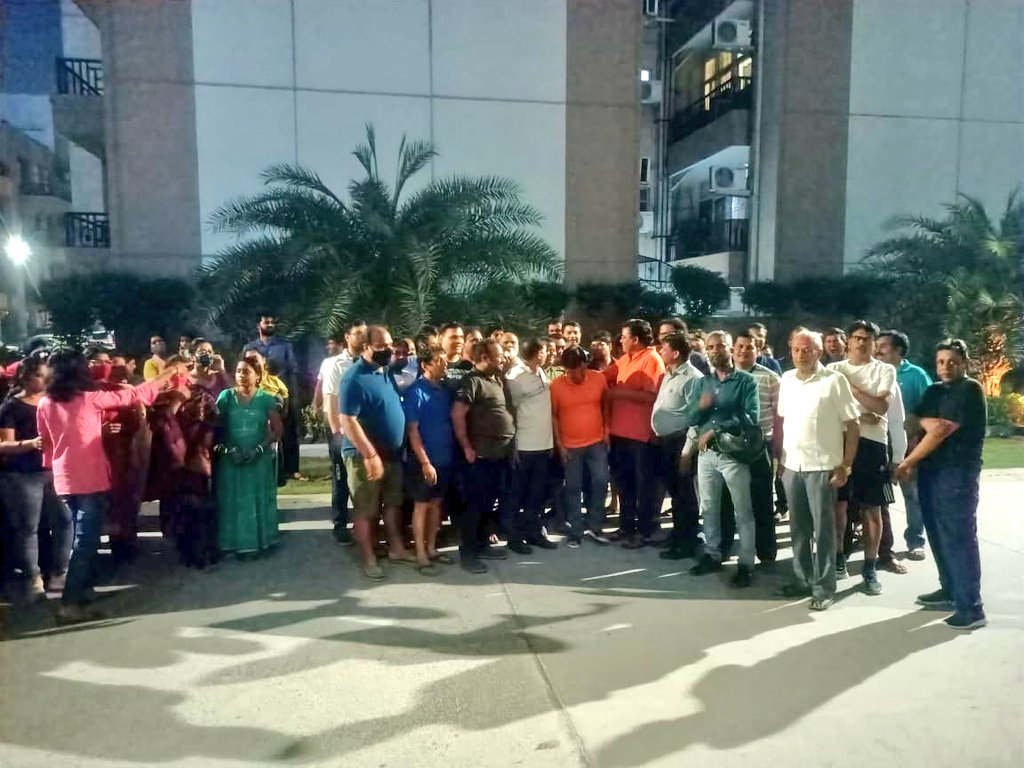 ravibhadoria's tweet photo. ग्रेटर नोएडा वेस्ट की जिस सोसायटी में माता के जागरण को रोकने के लिए कुत्सित प्रयास हुआ व आयोजकों को धमकाया गया कानूनी कार्यवाही का डर दिखाया। आज उसी सोसायटी में हिन्दू भाई बहनों के साथ कंधे से कंधा मिलाकर खड़ा हुआ। ग्रेनोवेस्ट में जिहादी वामपंथी नक्सली गठजोड़ पनपने नहीं देंगे। https://t.co/kYxqMenuuT