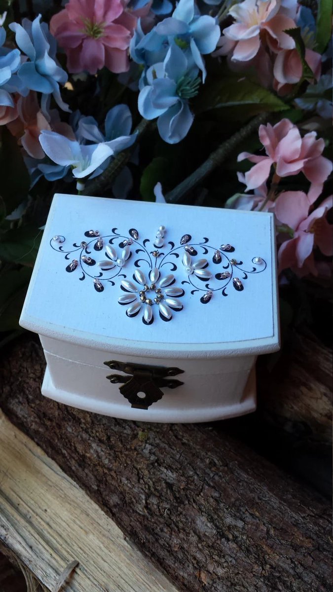 Baker1Pamela's tweet image. etsy.com/listing/264720… @Daisyblu_Diane #PersonalizedRingBox #WeddingRingBox #CCTag