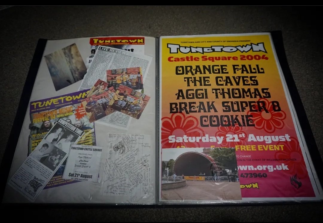 aggievansmusic's tweet photo. Another scrapbook snap ๐ธ
#Memories #Rediscovery #GigMemories #Musician #SingerSongwriter #Singer #MusicalMama #SouthWalesMusic https://t.co/maGTudmaPX