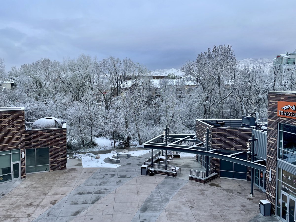 Jane_Pivot's tweet photo. I love April snowstorms! #sugarhouse https://t.co/xV6YiPHlri