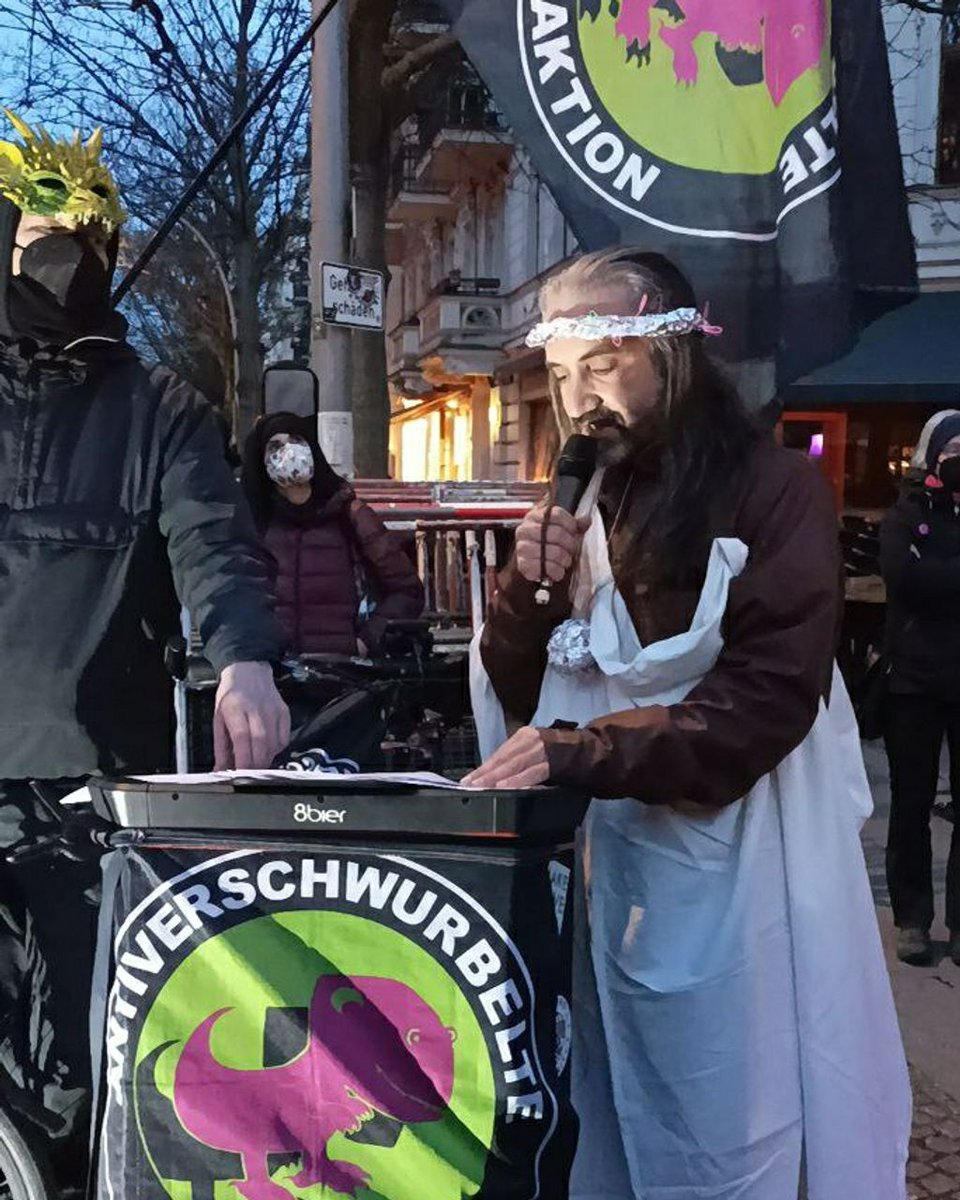 reclaimrosalux1's tweet photo. alu-jesu erschien uns gestern #b1104 beim #gegenprotest an der #gethsemanekirche. mit diesem liveact endet unsere #ECHSPERTISE -kampagne. bitte verbreitet (auch) in unsere aufrufe, verwendet unsere # und spendet was: https://t.co/7voJrjBVfV ♡
#spazierstop #schwurbel https://t.co/YlKx9JGnZl