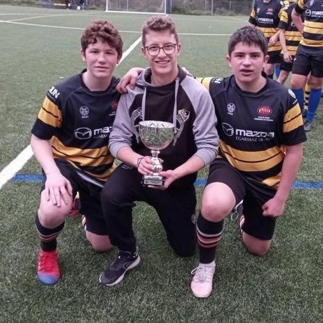 SabadellRC's tweet photo. [S16]

Aquest dissabte, el joves jugadors del #Sabadell RC Xavi, Cristian i Dani es proclamaven campions de la seva categoria, després d'imposar-se a la final al Cervelló 19-45.

Un triomf que han compartit amb @carboners i @anoiarugby, amb els que compartien equip.

FELICITATS! https://t.co/ZMmdDm86tp