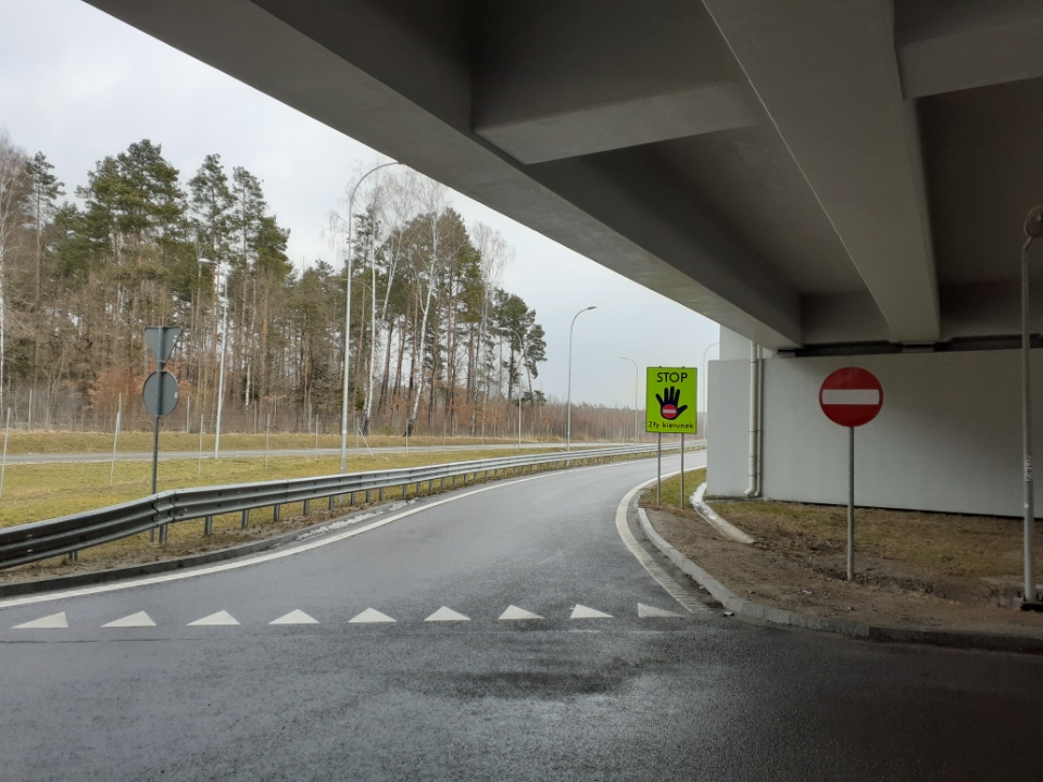 GDDKiA_Kielce's tweet photo. Zakończyliśmy montaż tablic "STOP - Zły kierunek" przy łącznicach węzłów #S7 #SkarżyskoKamiennaPółnoc #Barcza #KielceJaworznia w #świętokrzyskie. To dodatkowe ostrzeżenie przed wjechaniem pod prąd na drogę ekspresową. Szczegóły:   https://t.co/AJXySA3QfB @GDDKiA_Kielce @GDDKiA https://t.co/HjLBrXA2BP