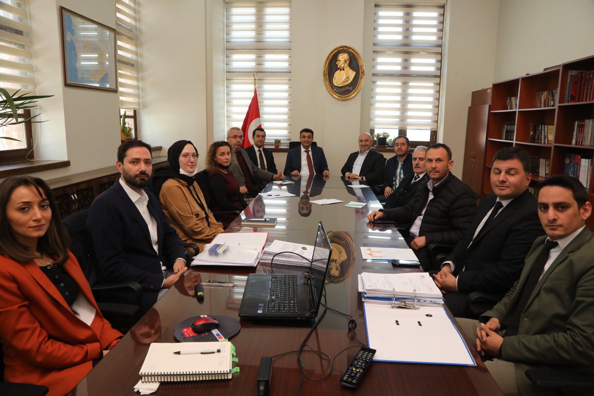 muzafferbiyik's tweet photo. Seçim Beyannamemizde vatandaşlarımıza söz verdiğimiz projeleri bir bir yerine getirmeye devam ediyoruz.

İçişleri Bakanlığımızla birlikte çalışmalarına başladığımız Yeni Belediye ve Kamu Binaları için proje çalışmalarını Darıca Kaymakamımız Yüksel Kara ile birlikte inceledik. https://t.co/qauaZlsBzf