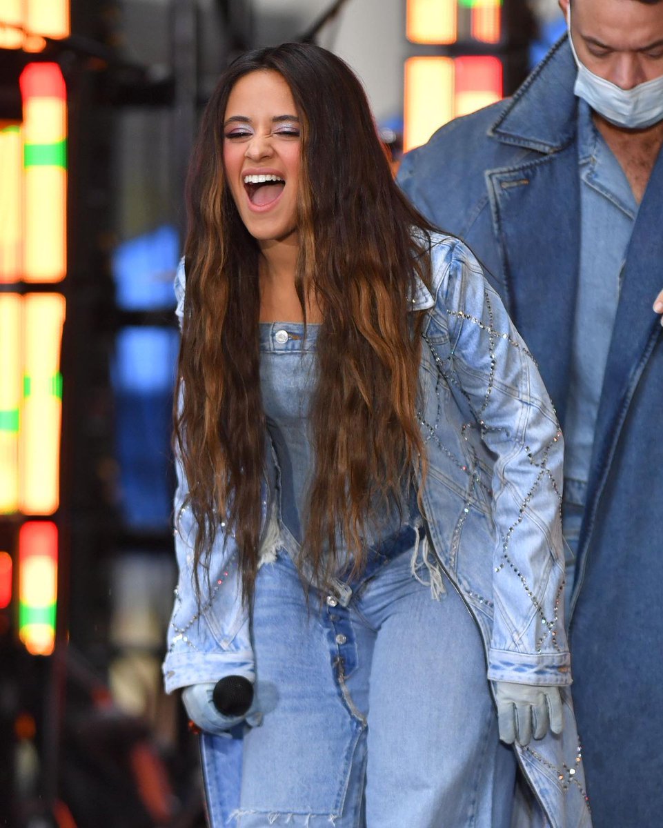 QGCMidias's tweet photo. 📸• Camila no palco do @TODAYshow hoje em New York! #3 💙 https://t.co/b5Crump4rC
