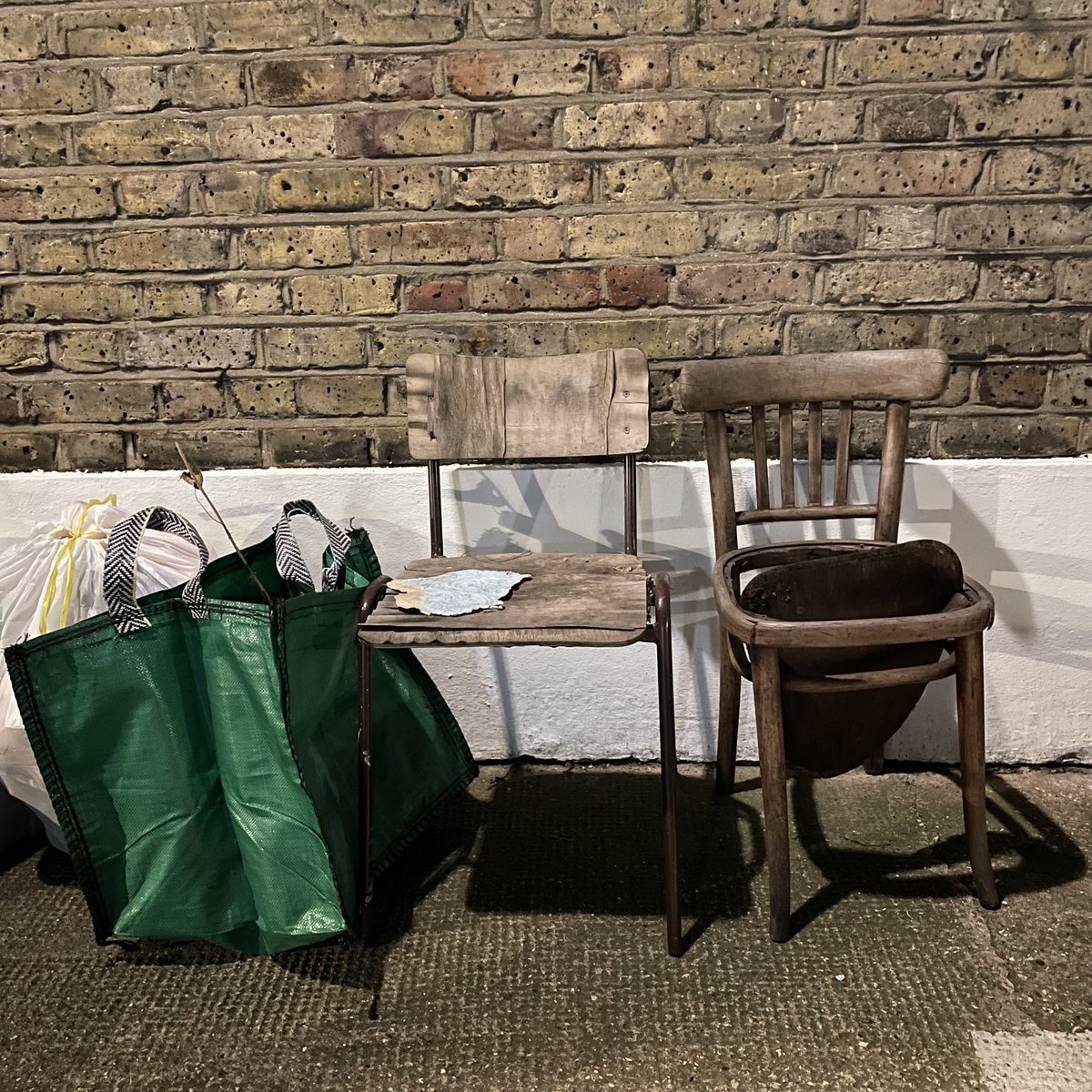 joannaofottawa's tweet photo. Walking home last night along Quilter Street. 
#abandonedchairs #QuilterStreet #ColumbiaRoad #eastlondon #garbagenight #cityliving #waste https://t.co/7oD58Ajng9