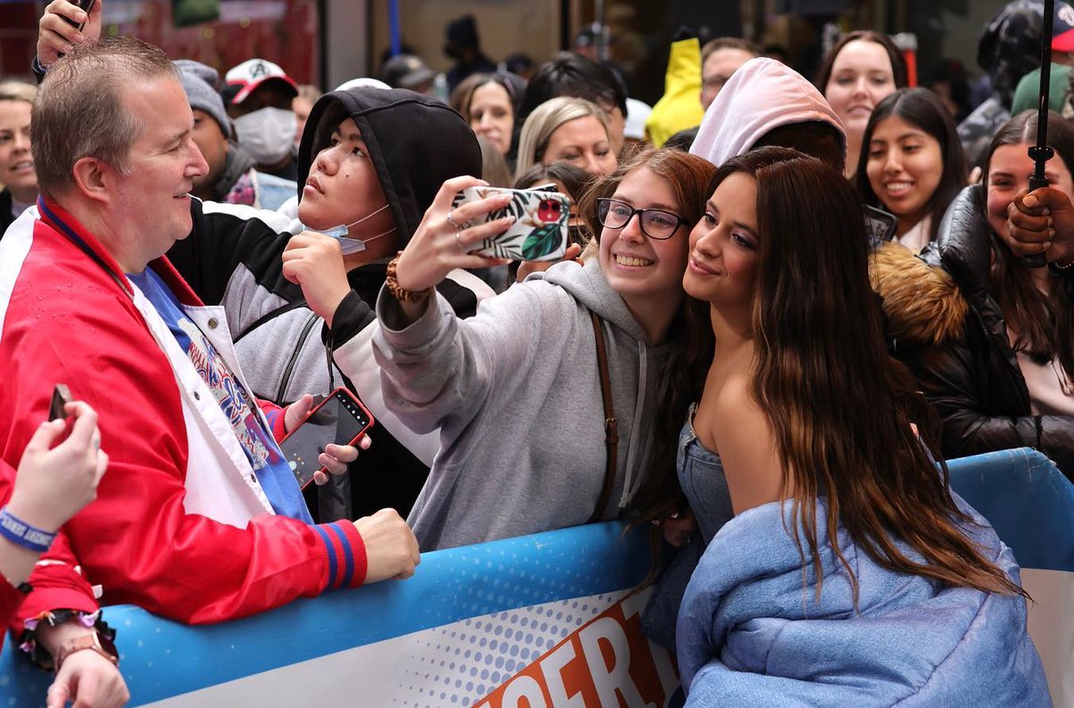 QGCMidias's tweet photo. 📸• Camila com fãs hoje no @TODAYshow em New York! 💙 https://t.co/vc3FjaBbCU