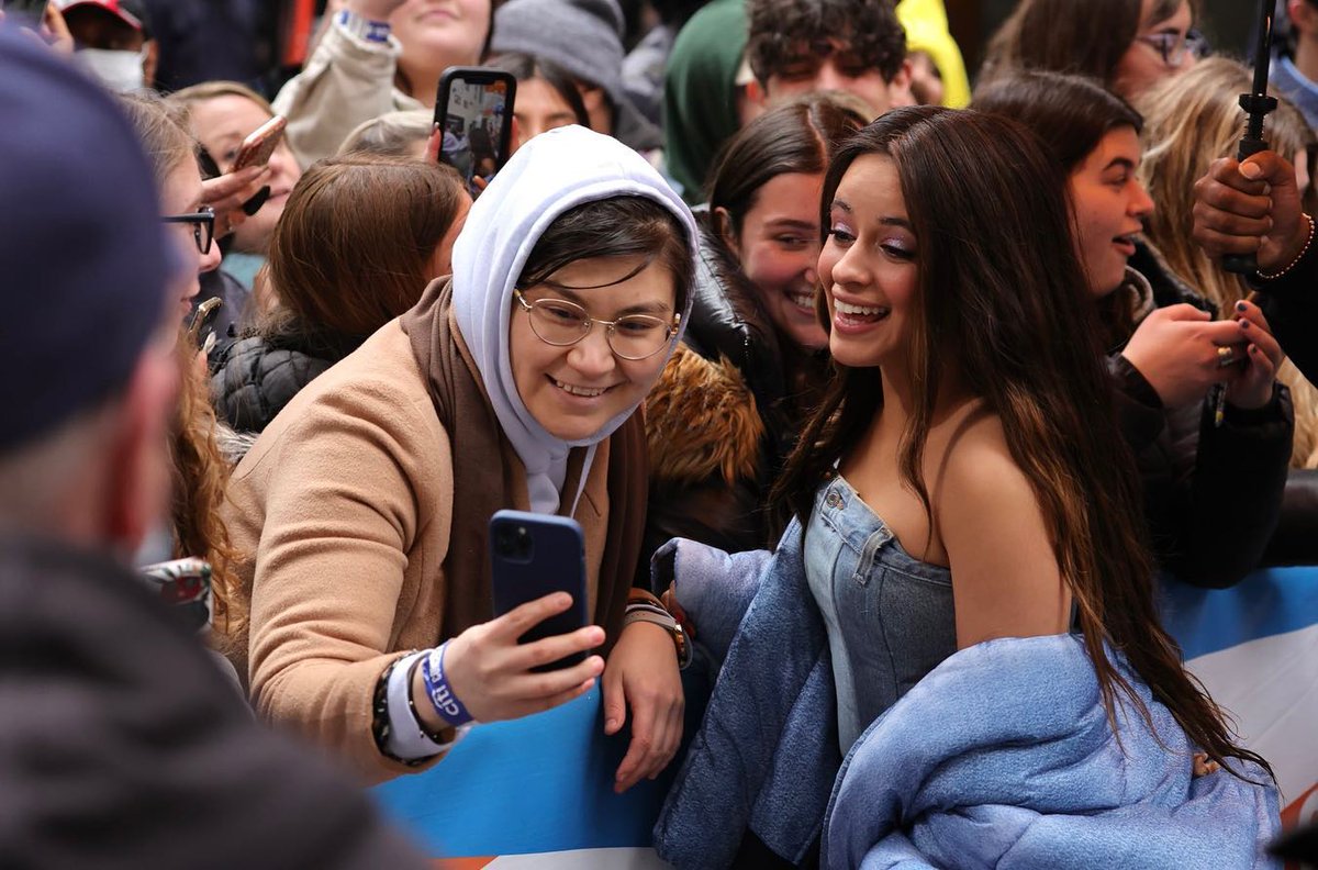 QGCMidias's tweet photo. 📸• Camila com fãs hoje no @TODAYshow em New York! 💙 https://t.co/vc3FjaBbCU