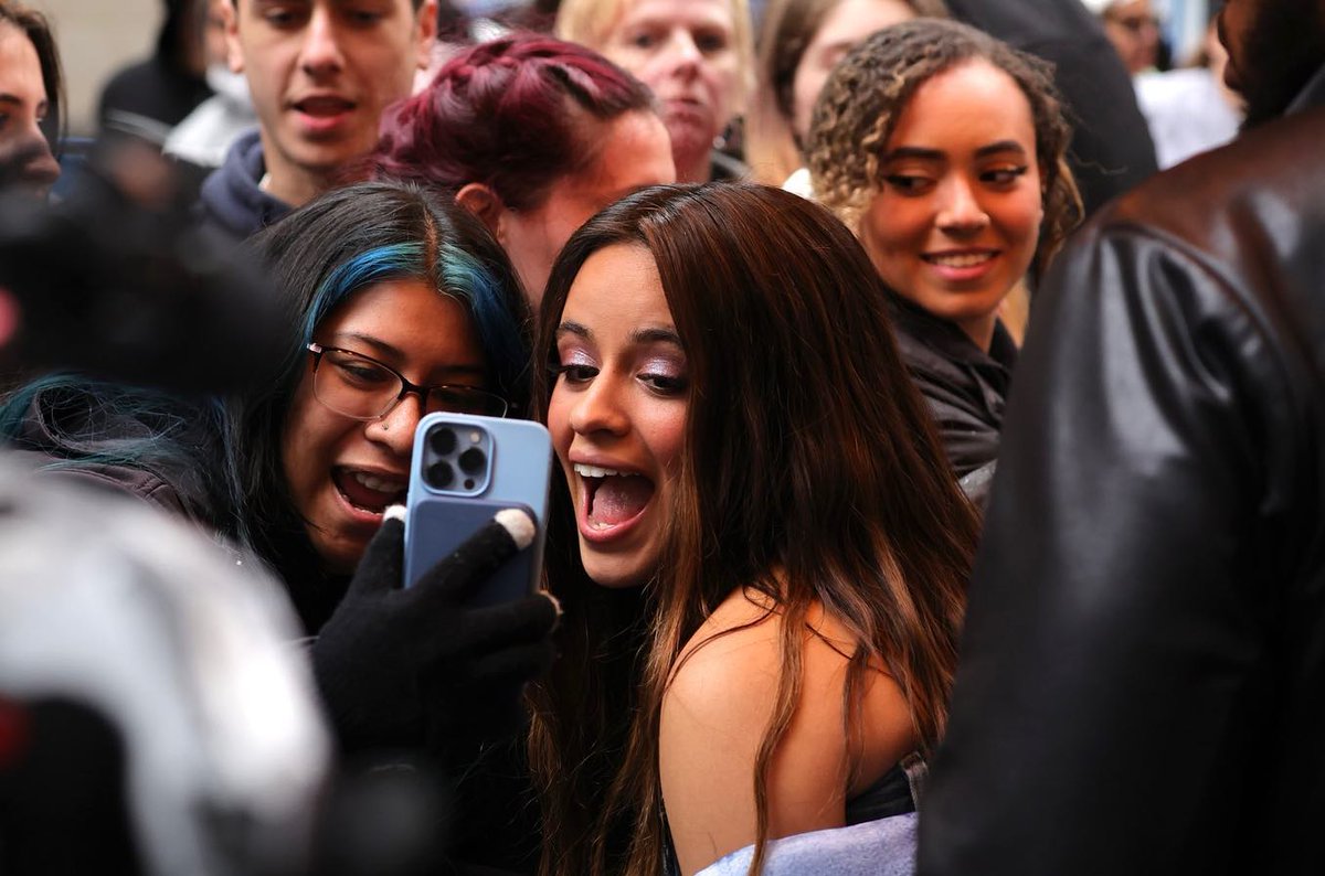 QGCMidias's tweet photo. 📸• Camila com fãs hoje no @TODAYshow em New York! 💙 https://t.co/vc3FjaBbCU