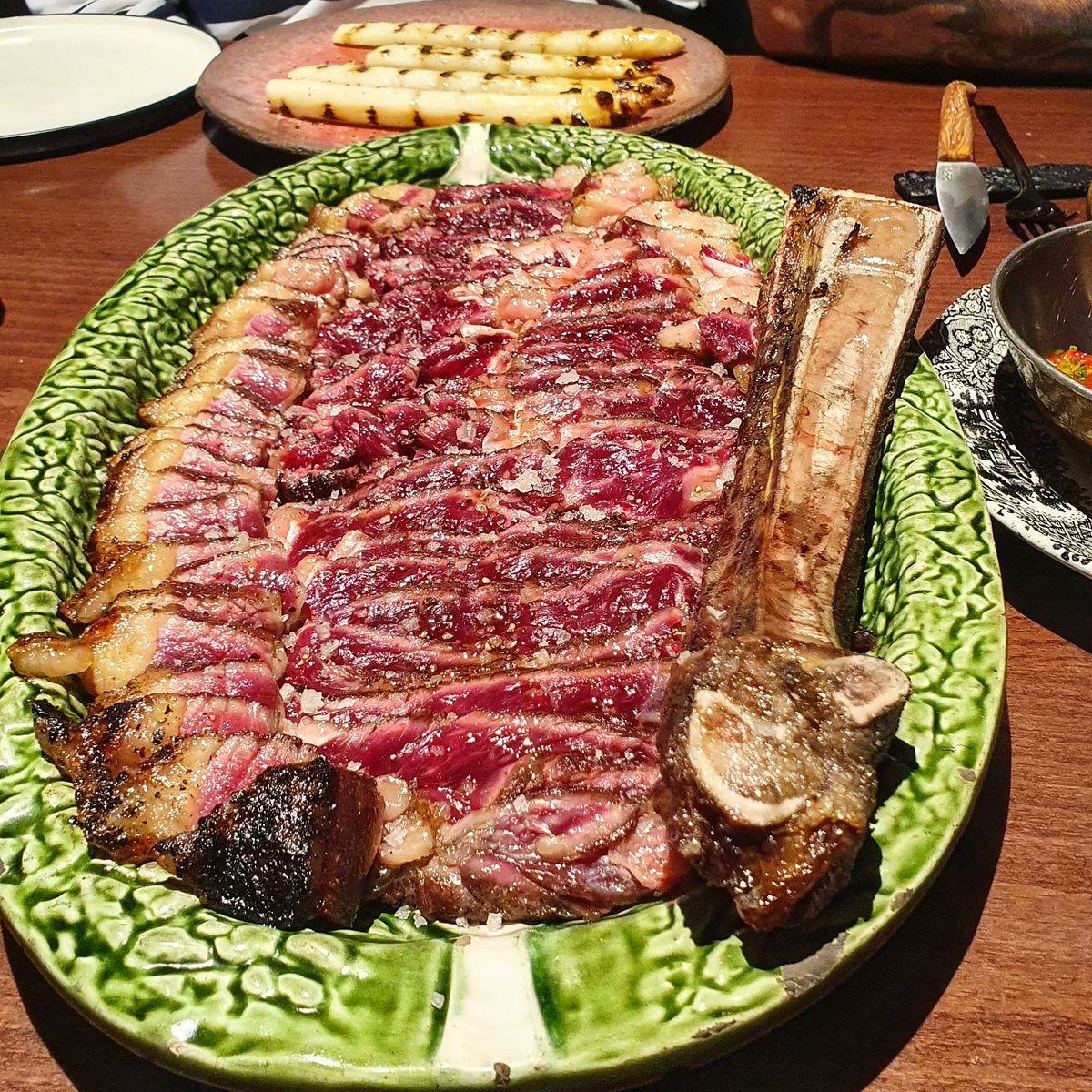 CarnicasLyO's tweet photo. Lo mejor de volver a comer a #sinofos es que ya sabes que va a ser brutal con Marc. #AquihaycarnedeLyO
Producto y trato impecable. Noche de amigos/profesionales: @elinolla90 y #David. Y que ¡no decaiga la noche!.
Por cierto prueba la chuleta de LyO. 🤤🤤
Impresionante 🔝😍😍 https://t.co/6UpbMXCH3U