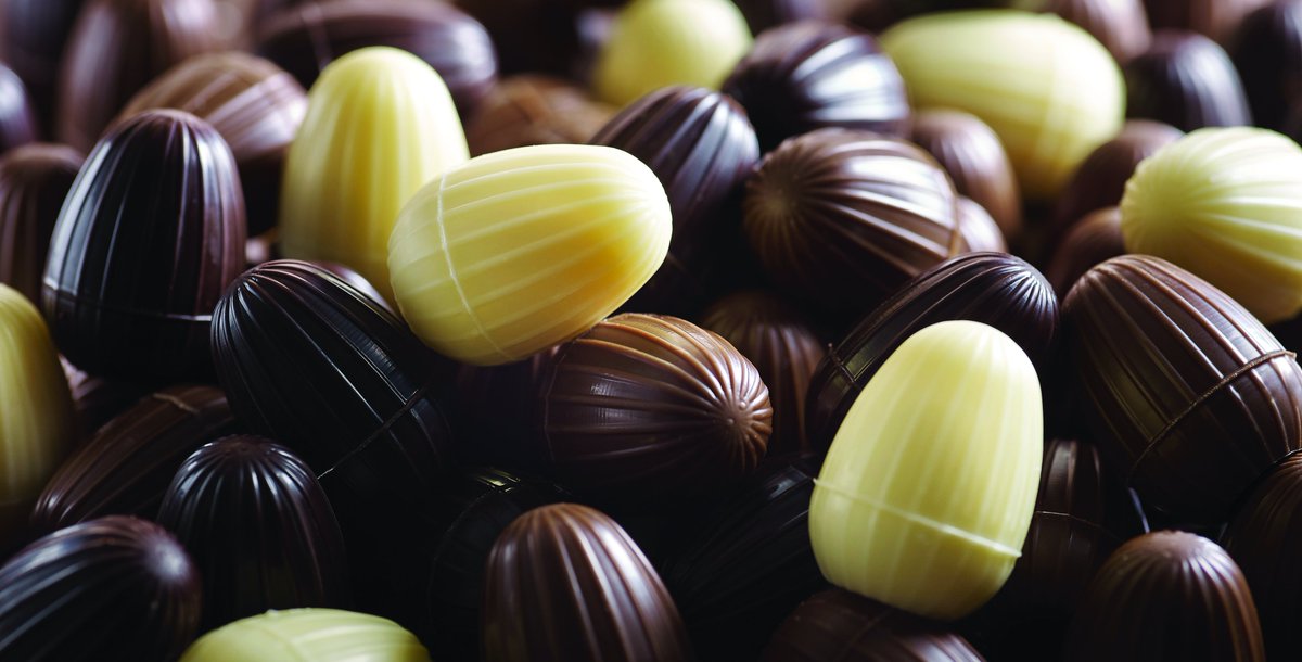 PascalCaffetFr's tweet image. Tentation chocolat /

Nos petits œufs de Pâques sont garnis de praliné aux noisettes du Piémont... À coup sûr, une bouchée suffira à rendre accro tous les gourmands.

Sous un enrobage noir intense 70%, lait 36% et blanc pur beurre de cacao...