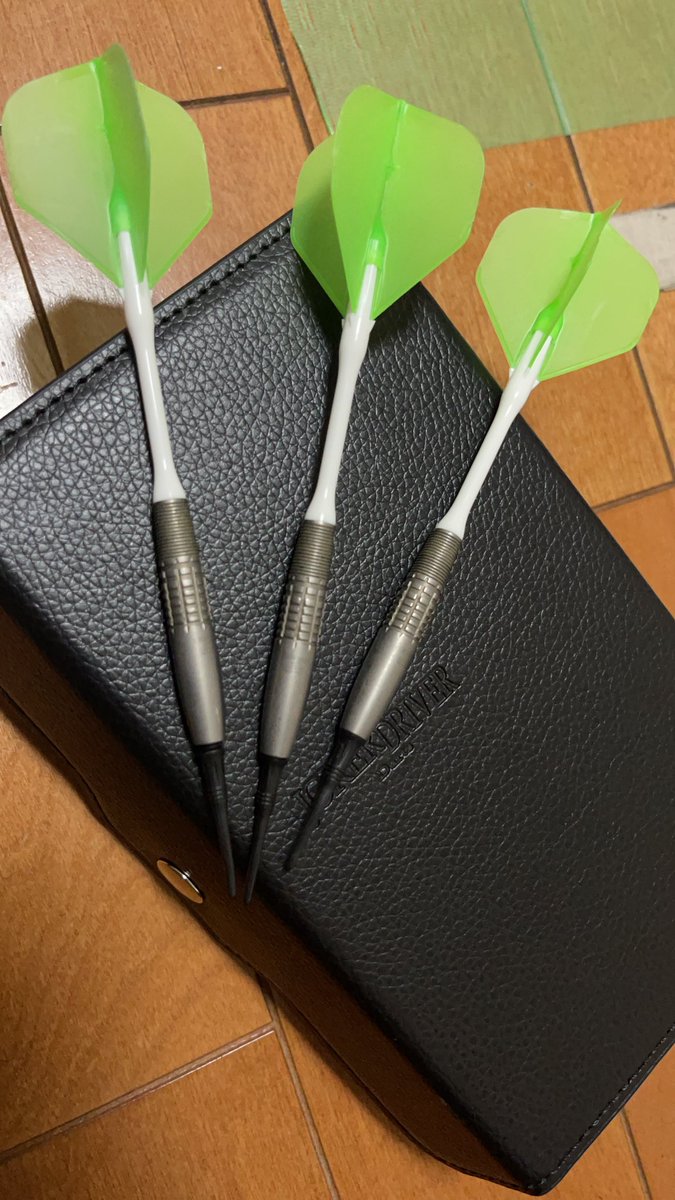 spinners_darts's tweet photo. どうもT.Kですバレルが届きました！
ジョーカードライバールシファーです！早く投げに行きたいです！家で投げた感覚はすごく良き(*^^*) https://t.co/gUL0HQu5wY
