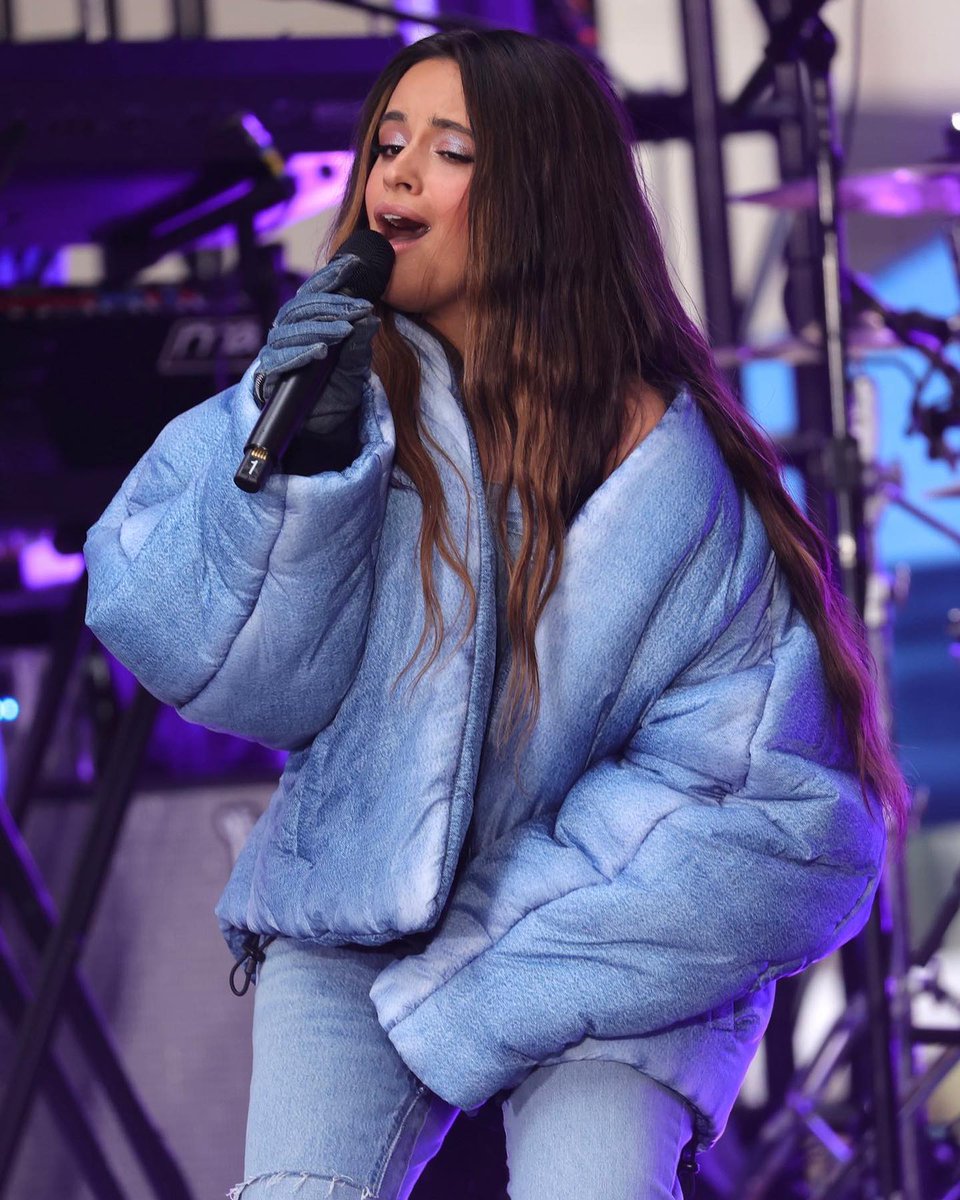 QGCMidias's tweet photo. 📸• Camila no palco do @TODAYshow hoje em New York! #5 💙 https://t.co/w0SdCN0ZP0