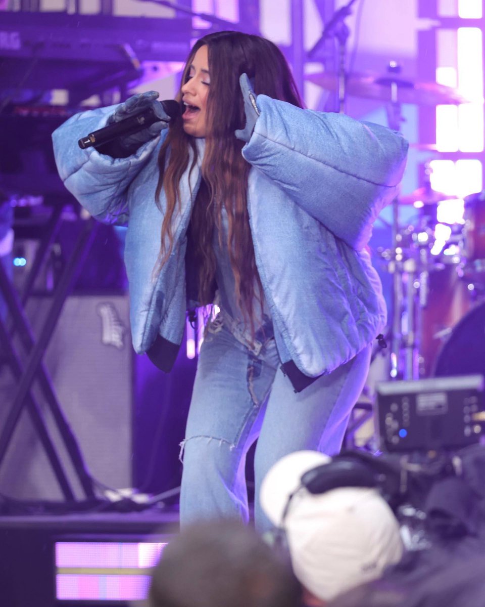 QGCMidias's tweet photo. 📸• Camila no palco do @TODAYshow hoje em New York! #5 💙 https://t.co/w0SdCN0ZP0