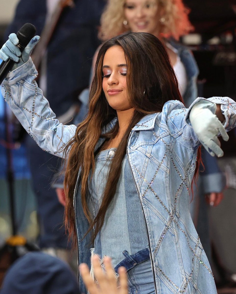 QGCMidias's tweet photo. 📸• Camila no palco do @TODAYshow hoje em New York! #6 💙 https://t.co/VJplPAcZMn