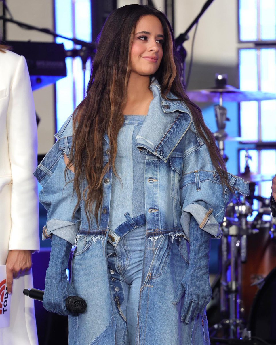 QGCMidias's tweet photo. 📸• Camila no palco do @TODAYshow hoje em New York! #6 💙 https://t.co/VJplPAcZMn