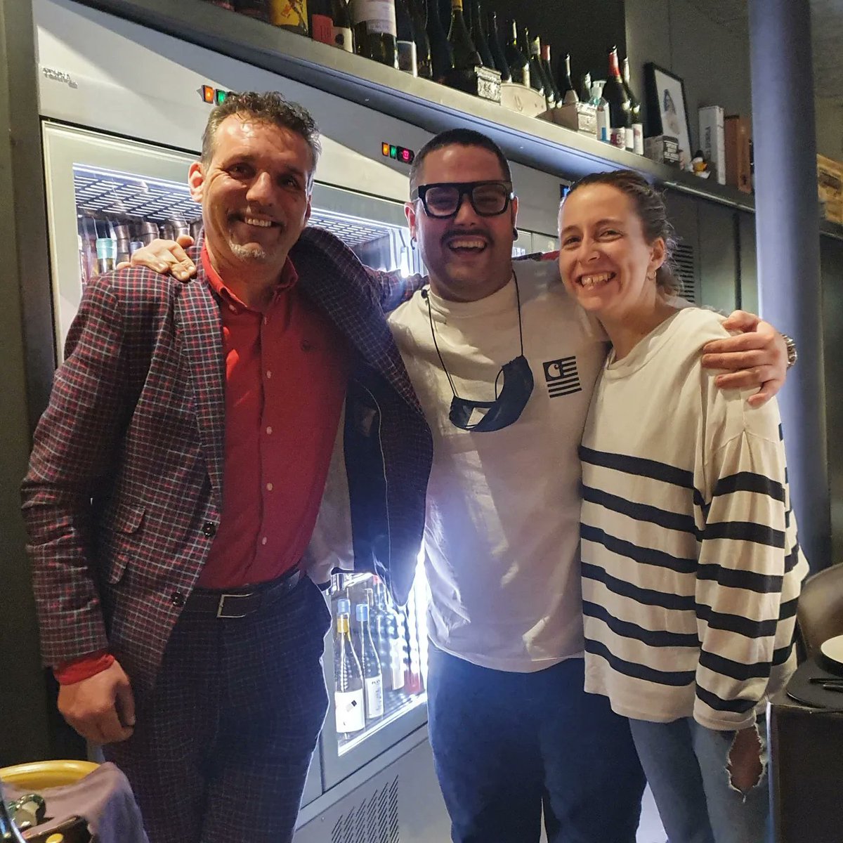 CarnicasLyO's tweet photo. Lo mejor de volver a comer a #sinofos es que ya sabes que va a ser brutal con Marc. #AquihaycarnedeLyO
Producto y trato impecable. Noche de amigos/profesionales: @elinolla90 y #David. Y que ¡no decaiga la noche!.
Por cierto prueba la chuleta de LyO. 🤤🤤
Impresionante 🔝😍😍 https://t.co/6UpbMXCH3U