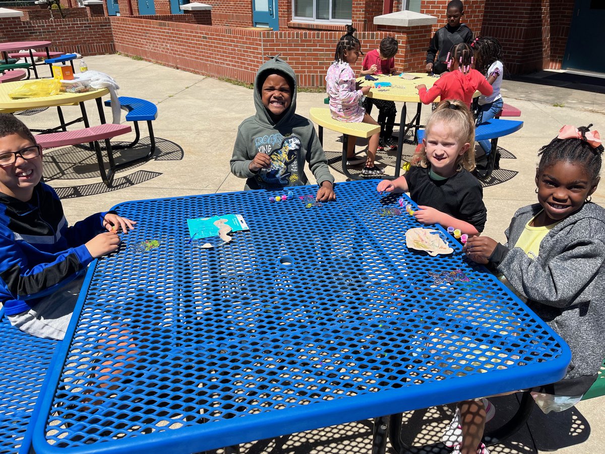 PointNavy's tweet photo. Ms. Birmingham's 1st graders enjoying some time outside. 
#ECSDFL https://t.co/6SipZAfVfw