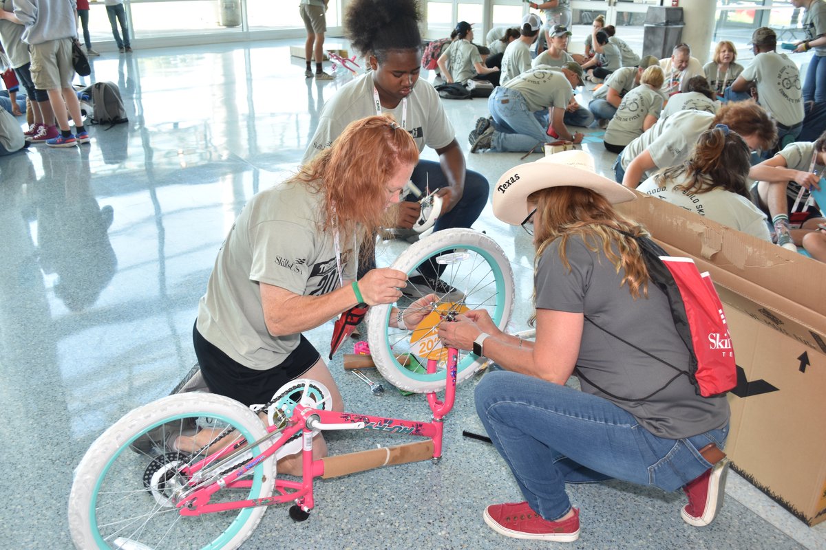 SkillsUSA's tweet photo. April is #CommunityServiceMonth! Share some of the community service work you have done as a #SkillsUSA member in the comments below. https://t.co/A68NCTbPbS