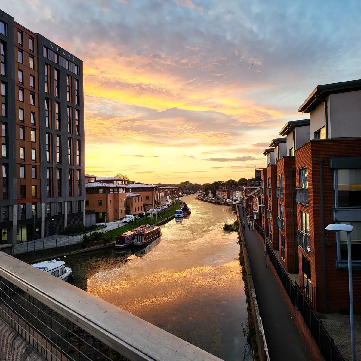 Who else loves the lighter evenings? 🌆

Photo credit: kaiallan3