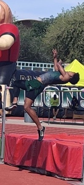 PCTrackAndField's tweet image. Jeremiah Smith throws over 49&apos; as he approaches #Fity Cougars warming up for state with a series of upcoming invitationals
#CougarNow @PhxChristian @azc_obert