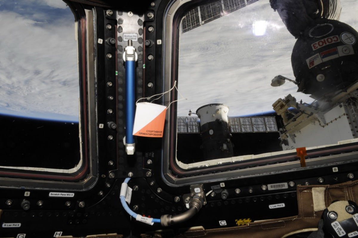 MosCompass's tweet image. Сегодня в России отмечают День космонавтики. Сергей Рязанский во время полёта на МКС сделал несколько фото призмой – символом спортивного ориентирования.