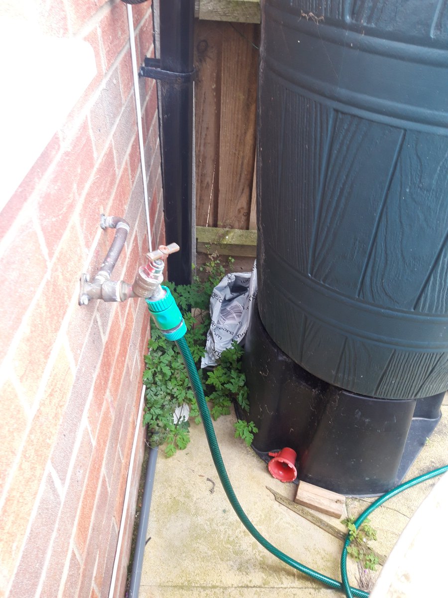 mowglifowler's tweet photo. @YodelOnline parcel left 'at the back door' thought it was a bit odd as that means having to walk round the back of a row of houses, but no, in true yodel style, it was just slung over the side fence and landed behind the water butt...good job it was only some clothing. https://t.co/Nq3SRNxvw2