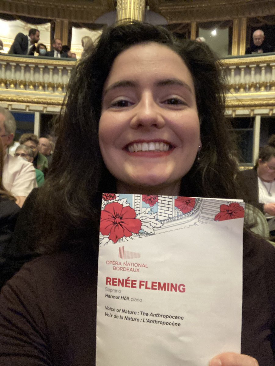 Lau_des_iles's tweet photo. Sublime @ReneeFleming accompagnée du grand Harmut Höll dans l’intimité de @operadebordeaux samedi soir dernier. Beaucoup de douceur, de générosité, d’humanité et de joie qui rappellent combien il est important de chanter pour le plaisir! 
#reconnaissante #beauté #chantlyrique https://t.co/arClzkGQff
