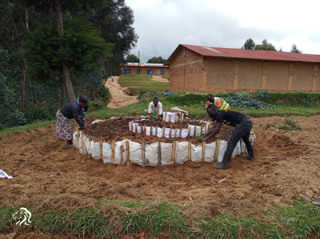 JeannetteMukam9's tweet photo. None ku wa 12/04/2022
Mu kagari ka ngoma
Mu murenge wa Kabaya urubyiruko rwubatse umurima w'igikoni ku kigo cy'ishuri cya C.S Nyamugeyo mu rwego rwo kurwanya imirire mibi https://t.co/CR595HFI42