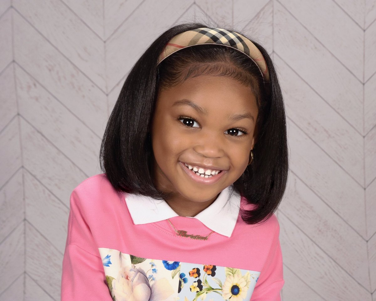 EnvyME_KendraP's tweet image. My daughter’s first “picture day” at school. She did so good. I’m so proud of her 🥺. It’s the big genuine smile for me. 😍 I gotta teach her how to pose with her hands on her hips tho. 🤣