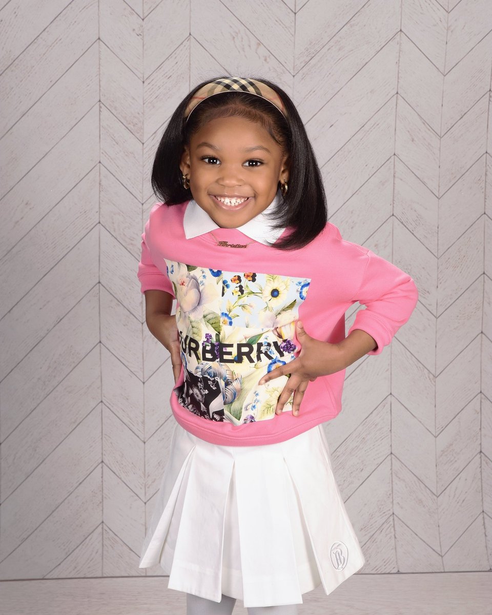 EnvyME_KendraP's tweet image. My daughter’s first “picture day” at school. She did so good. I’m so proud of her 🥺. It’s the big genuine smile for me. 😍 I gotta teach her how to pose with her hands on her hips tho. 🤣